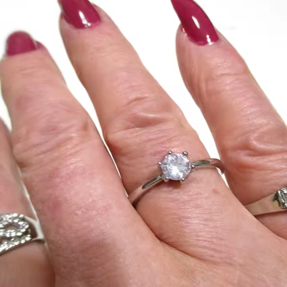Elegant Sterling Silver Zircon Ring